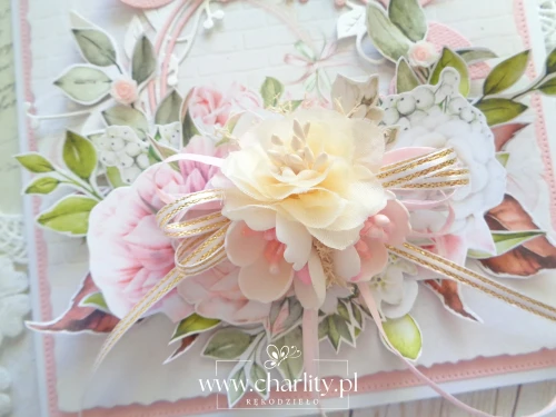 Urodzinowa kompozycja handmade z kremowym kwiatkiem