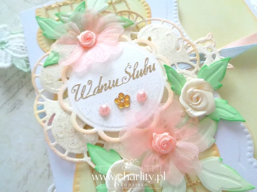 Album ślubny handmade ze złotym napisem na froncie