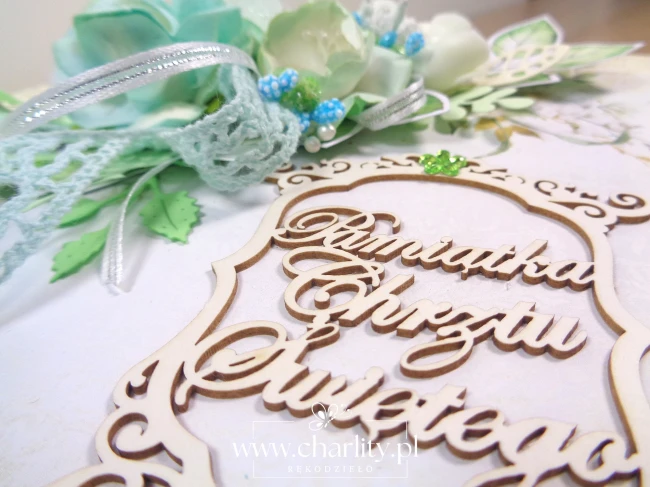 Detale scrapbooking - niebieskie elementy i tekturowe dodatki