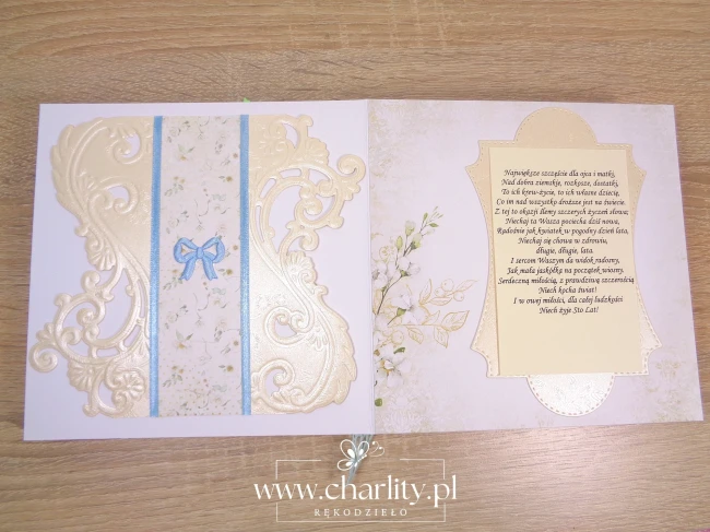 Personalizowana kartka na Chrzest z życzeniami i niebieską dekoracją
